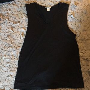 Sleeveless tunic with slits